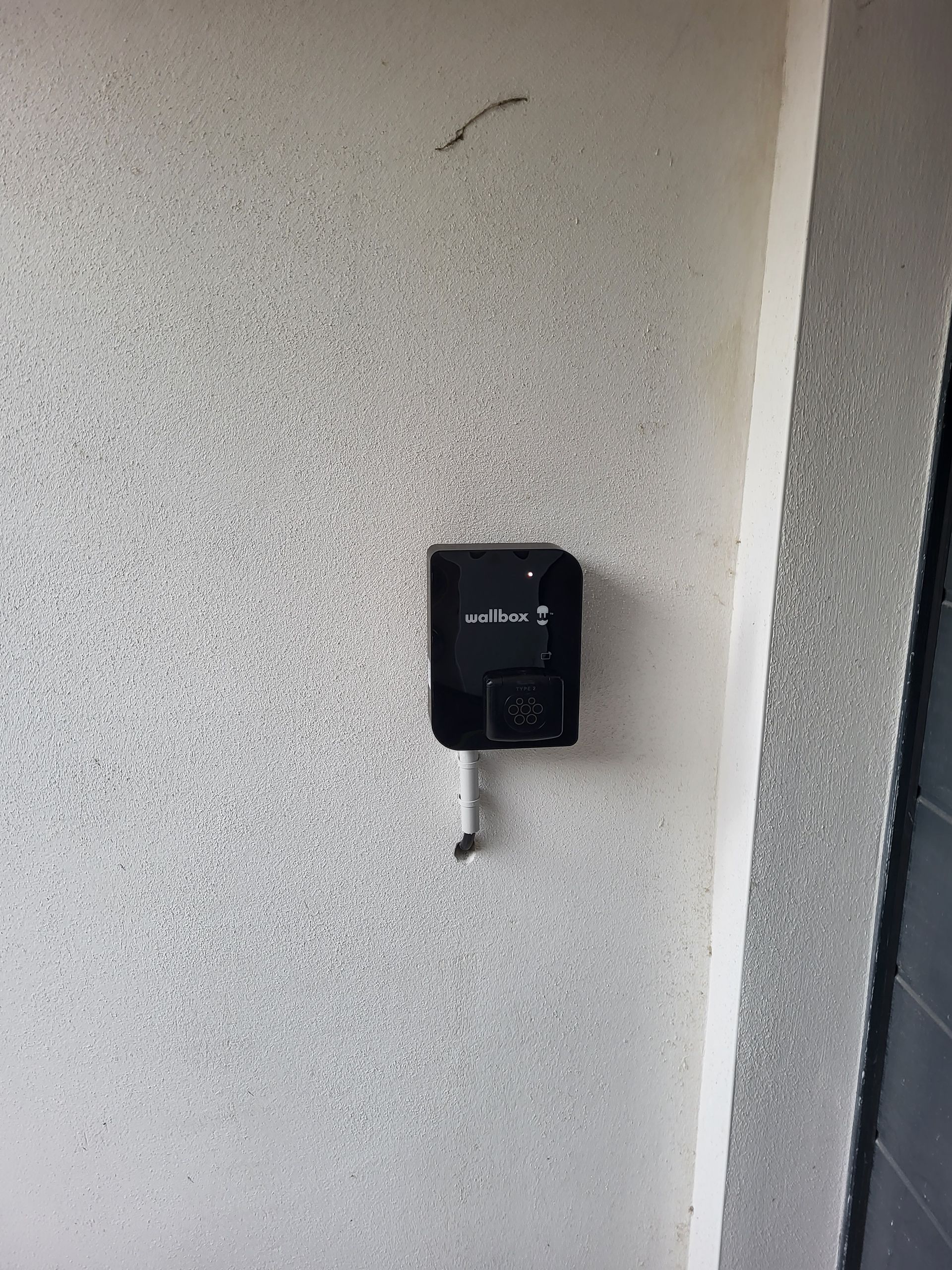 Une borne noire accrochée au mur