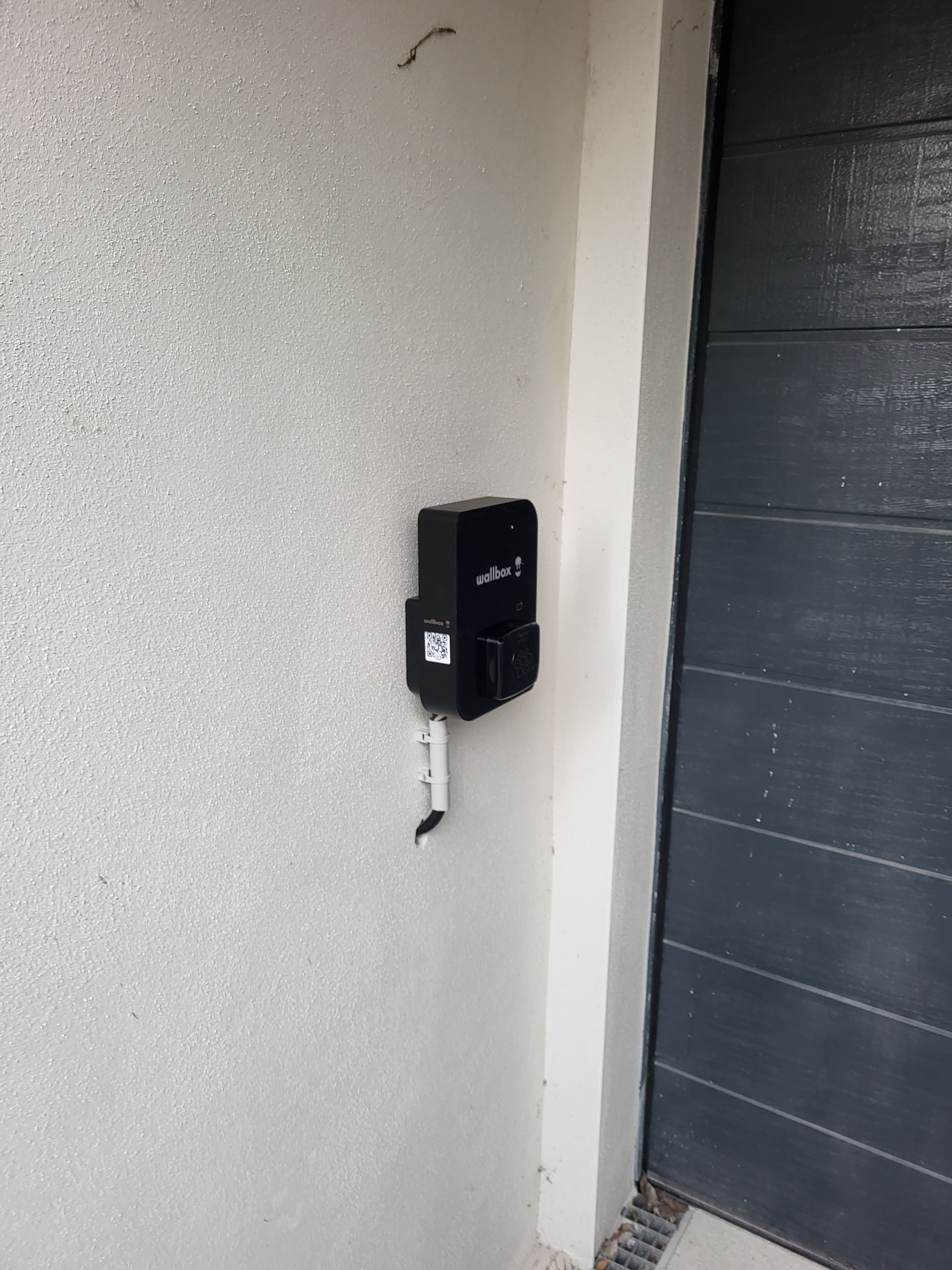 Le côté d'une borne noire