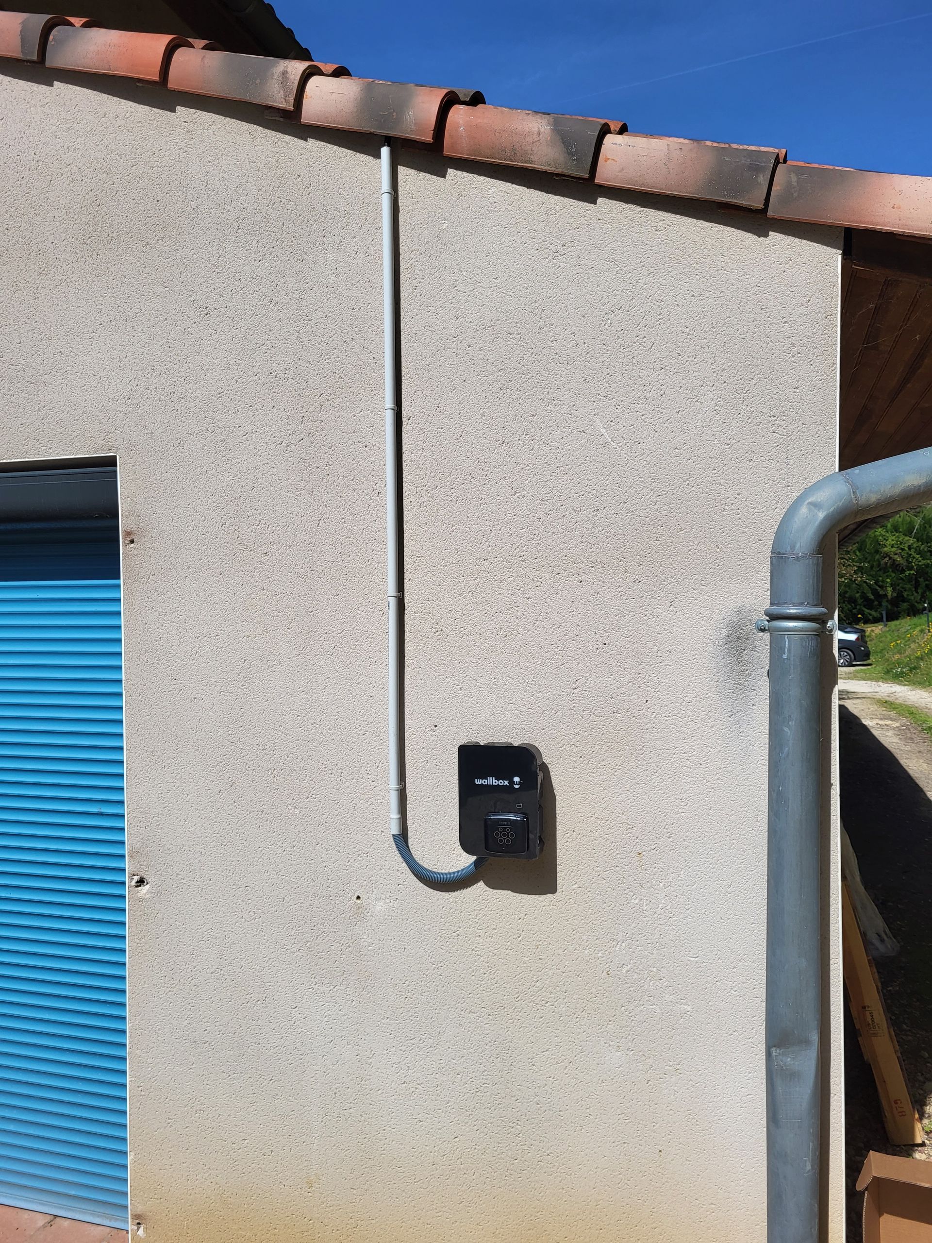 Une borne sur un mur