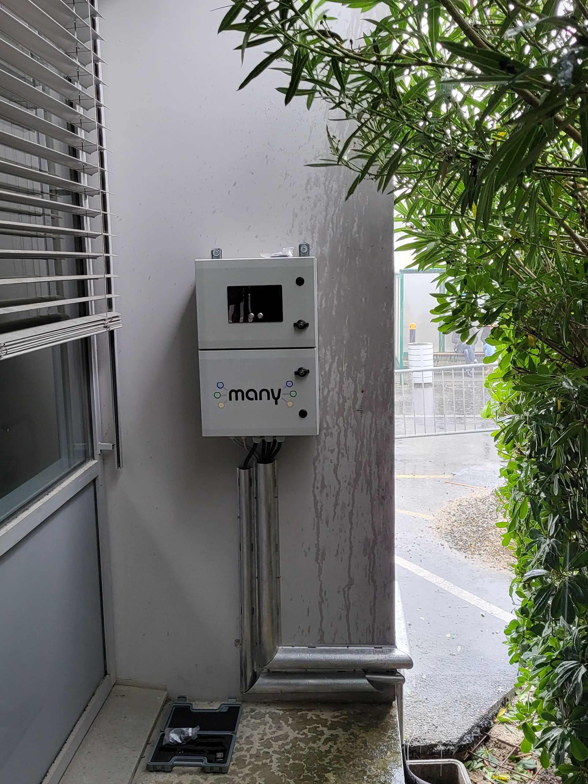 Une borne de recharge blanche