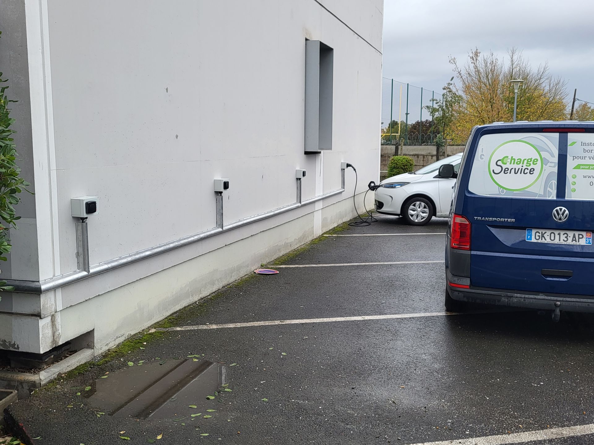 Un parking avec une voiture bleue