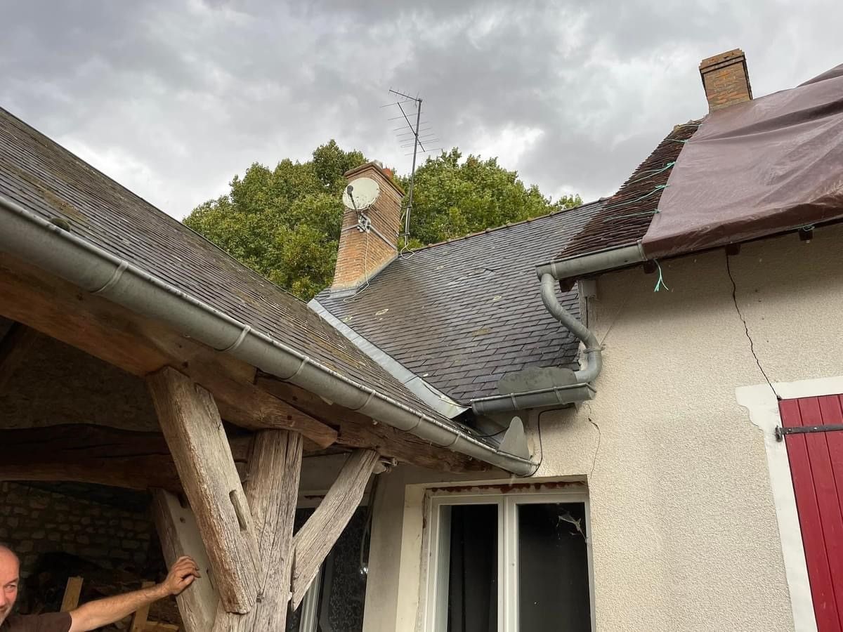 Pose de gouttières et de zinguerie