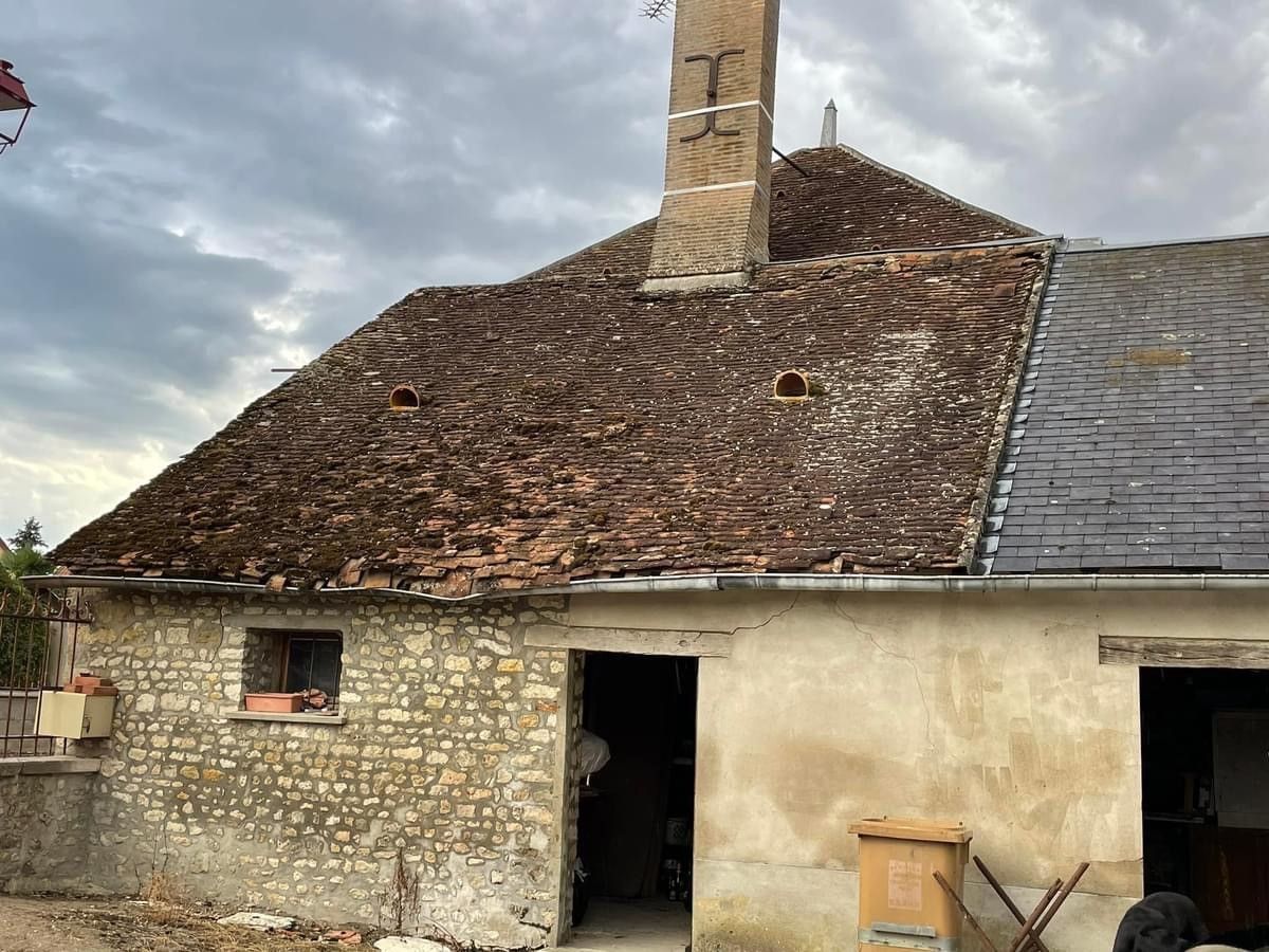 Tuiles cassées avant pose de tuiles neuves