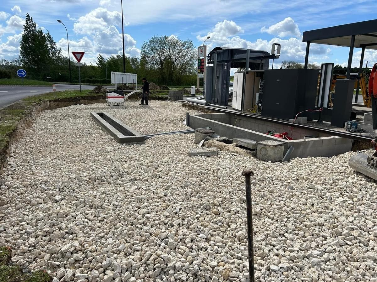 Gros œuvre, terrassement avec passage de réseaux et enrobé