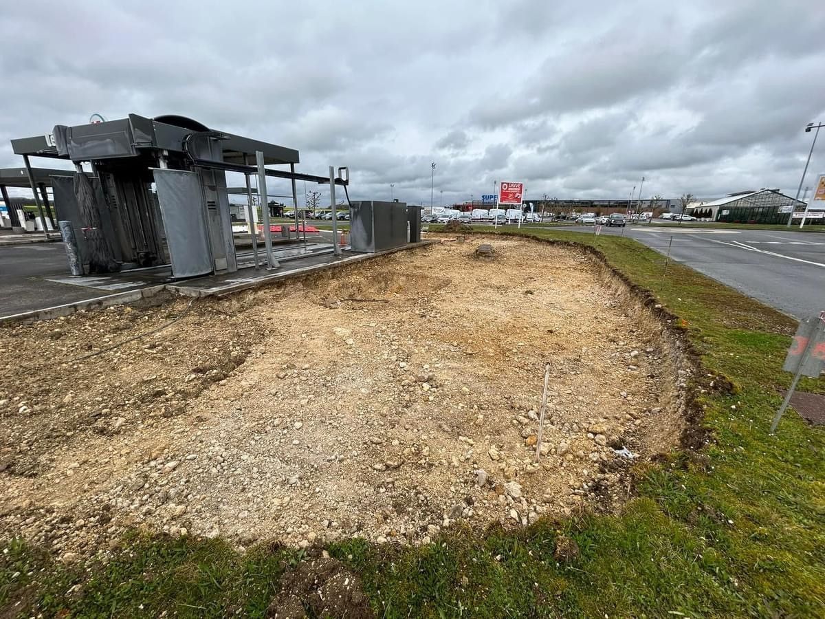 Gros œuvre, terrassement avec passage de réseaux et enrobé