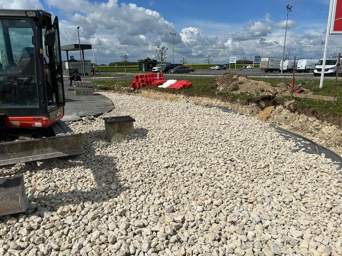 Gros œuvre, terrassement avec passage de réseaux et enrobé