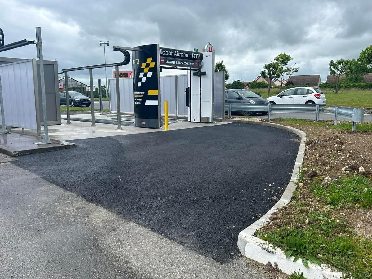 Gros œuvre, terrassement avec passage de réseaux et enrobé