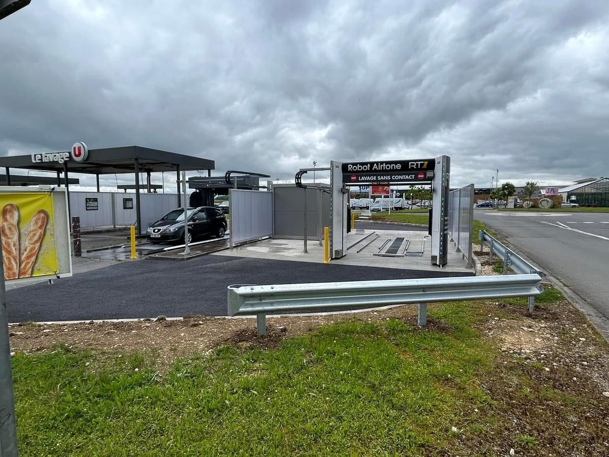 Gros œuvre, terrassement avec passage de réseaux et enrobé