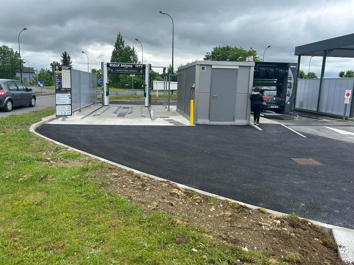 Gros œuvre, terrassement avec passage de réseaux et enrobé