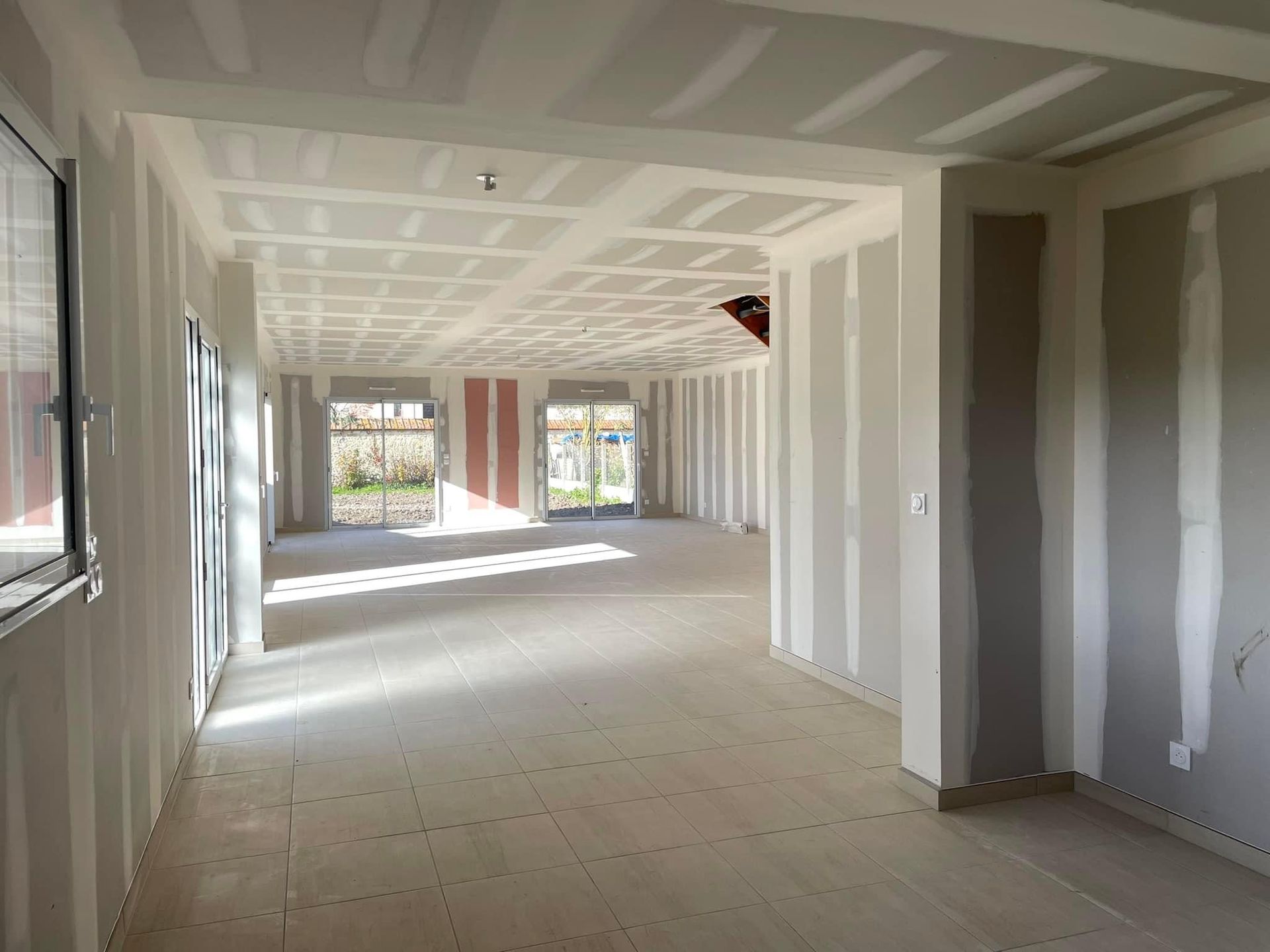 Pose de plaques de plâtre et jointage