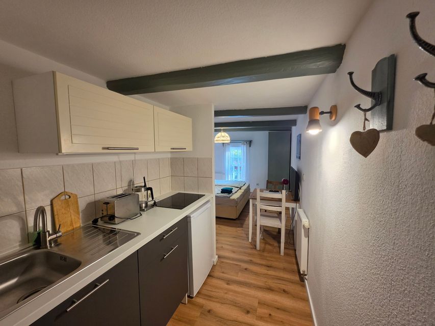 Helles Gästezimmer im Auengut mit Boxspringbett, moderner Einrichtung und Blick ins Grüne der Oberlausitz.