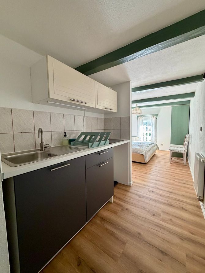 Helles Gästezimmer im Auengut mit Boxspringbett, moderner Einrichtung und Blick ins Grüne der Oberlausitz.
