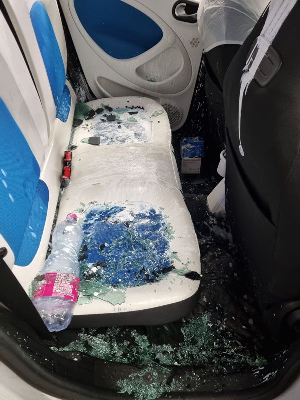 Banquette arrière avec des taches et du verre brisé
