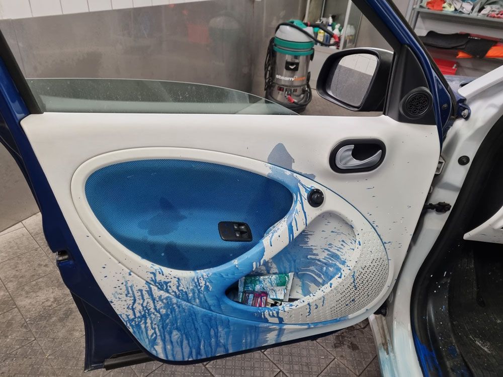 Portière de voiture avec une grosse tache de peinture