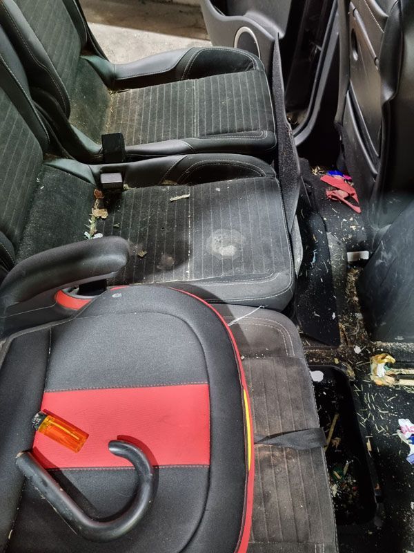 Sièges arrière sales avec beaucoup de saleté de l'autre côté