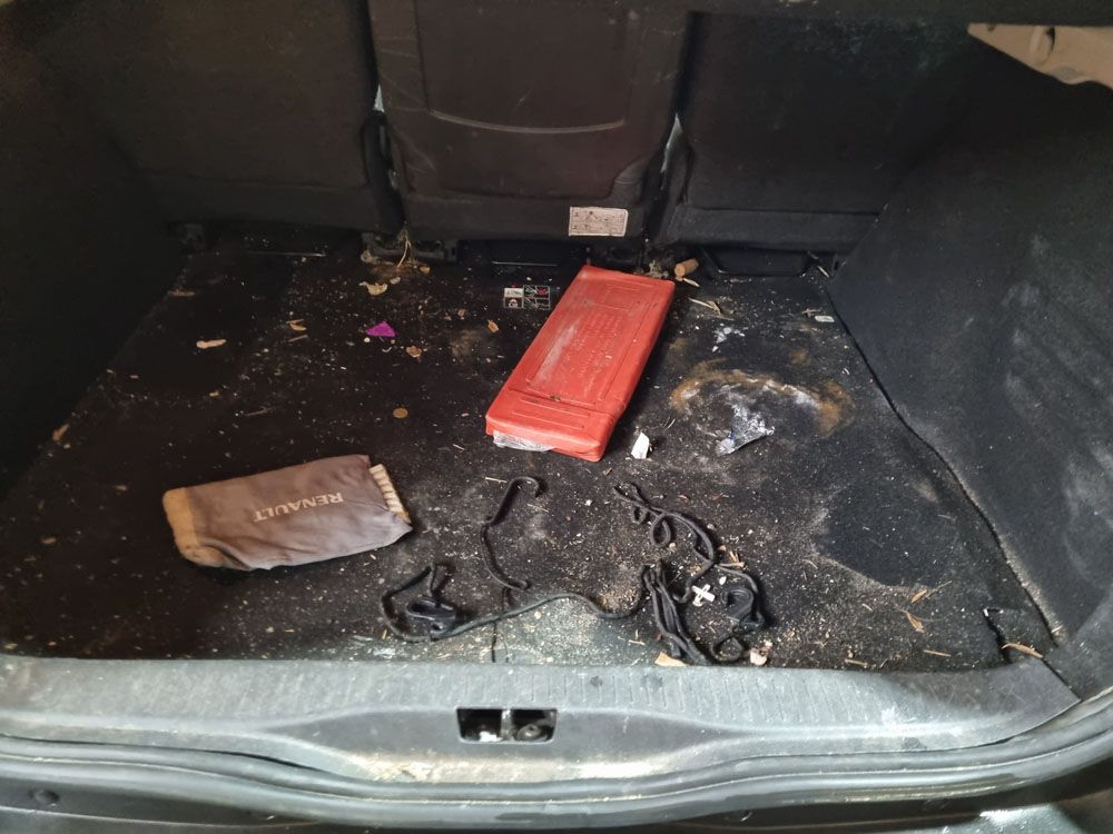 Coffre de voiture sale 