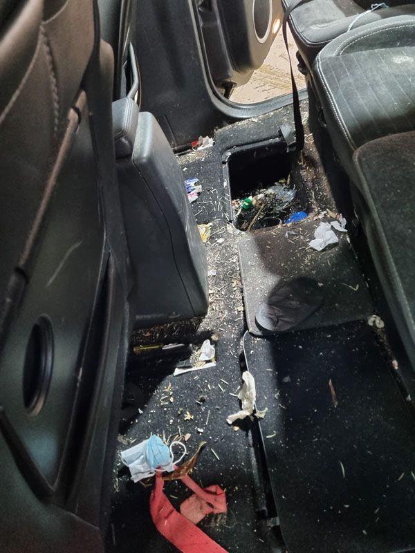 Sièges arrière sales avec beaucoup de saleté de l'autre côté