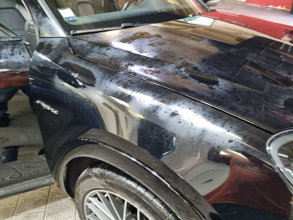 Aile de SUV avec des taches 