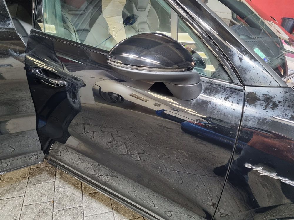 Portière de SUV avec des taches 