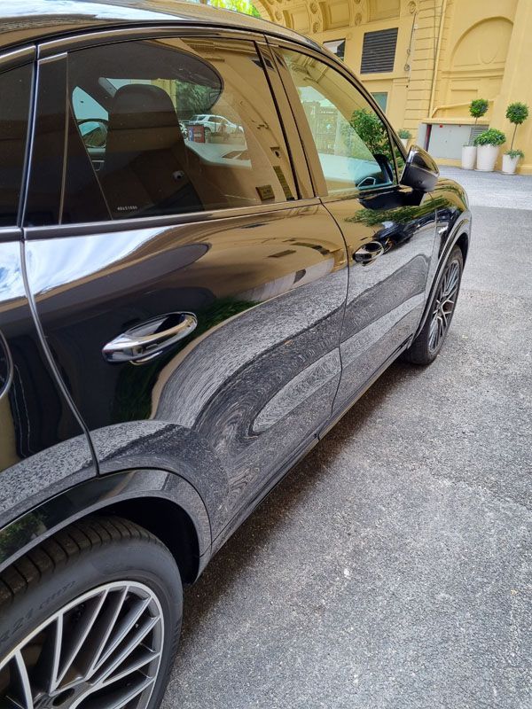 Côté droit d'un SUV brillant après être nettoyé