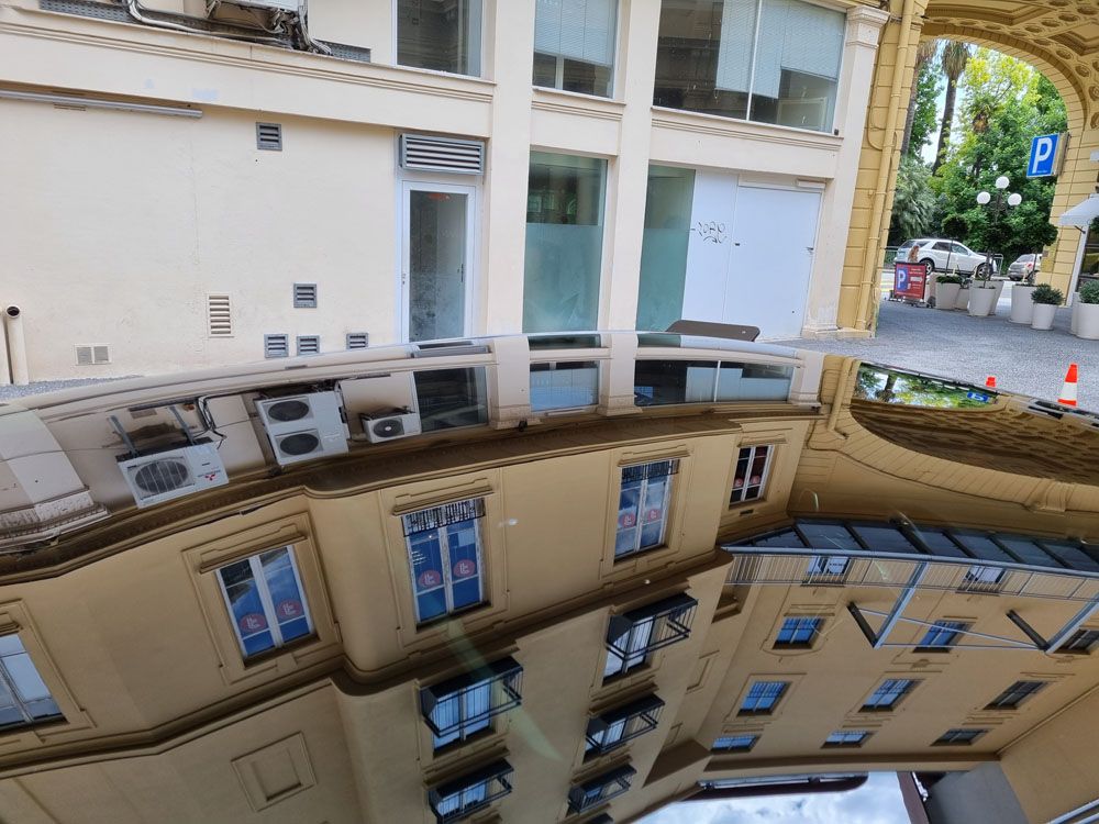 Toit de SUV tellement brillant que ça fait miroir 