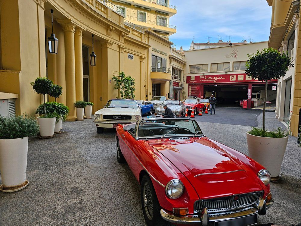 Avant de voitures de collection dans l'entrée du parking 