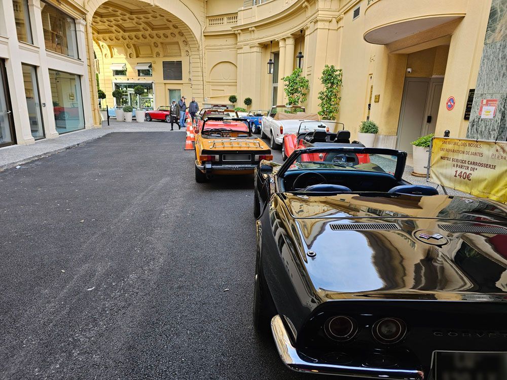 Arrière de voitures de collection dans l'entrée du parking 