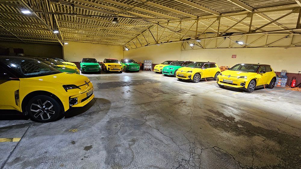 Borne de recharge avec des Renault 5 électriques