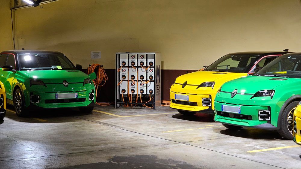 Borne de recharge avec des Renault 5 électriques