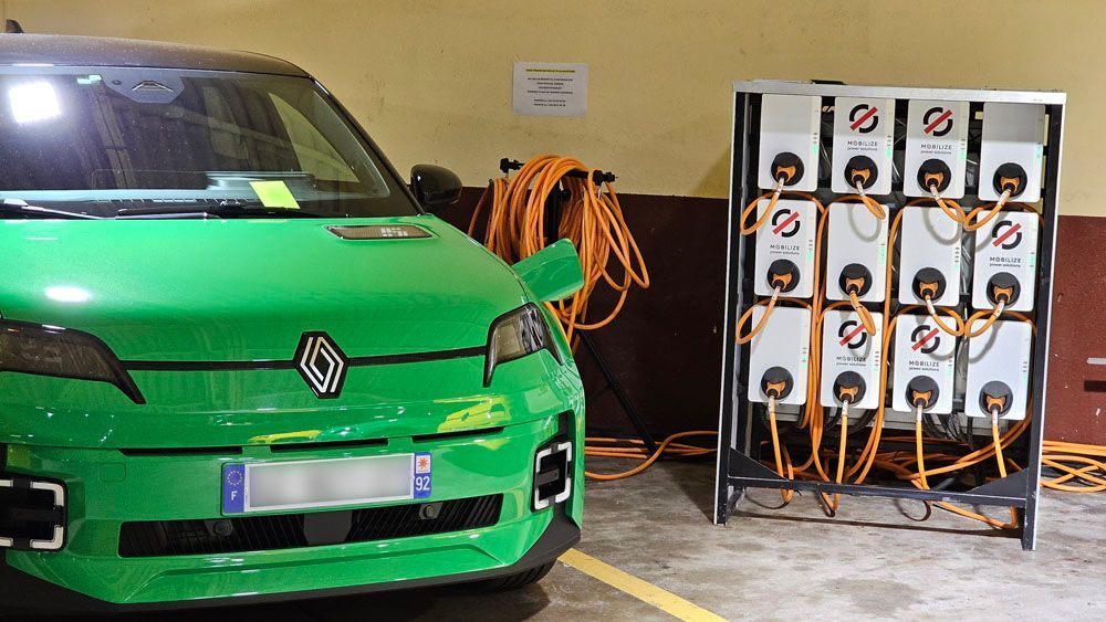 Borne de recharge électrique avec une nouvelle Renault 5