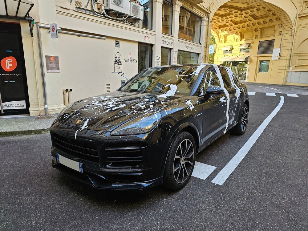 SUV de face avec de la peinture dessus