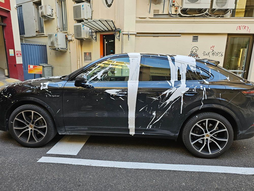 SUV de côté avec de la peinture dessus