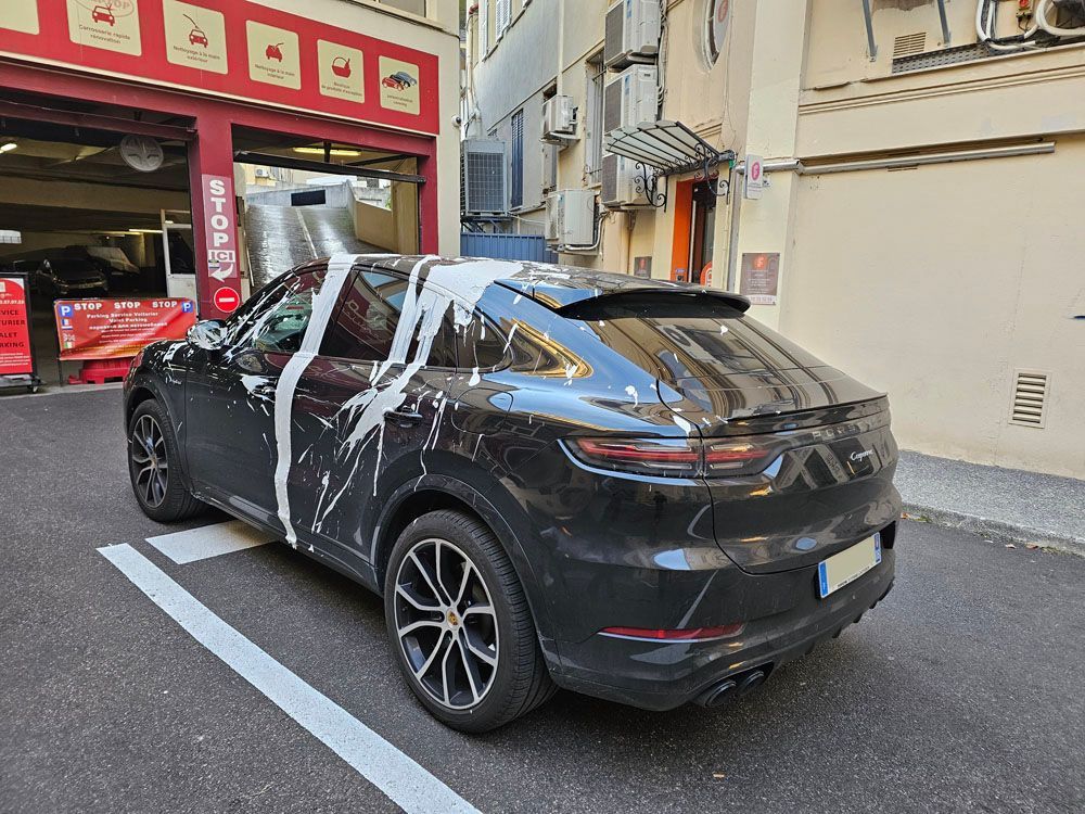 SUV vu de l'arrière avec de la peinture dessus