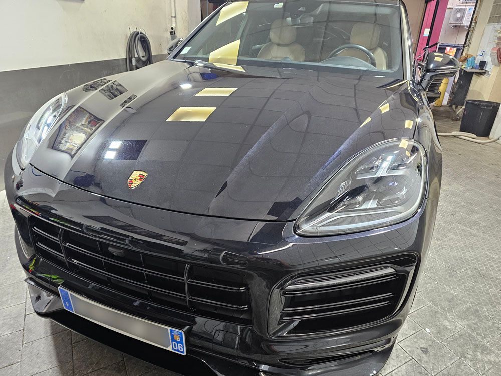 Capot de SUV brillant