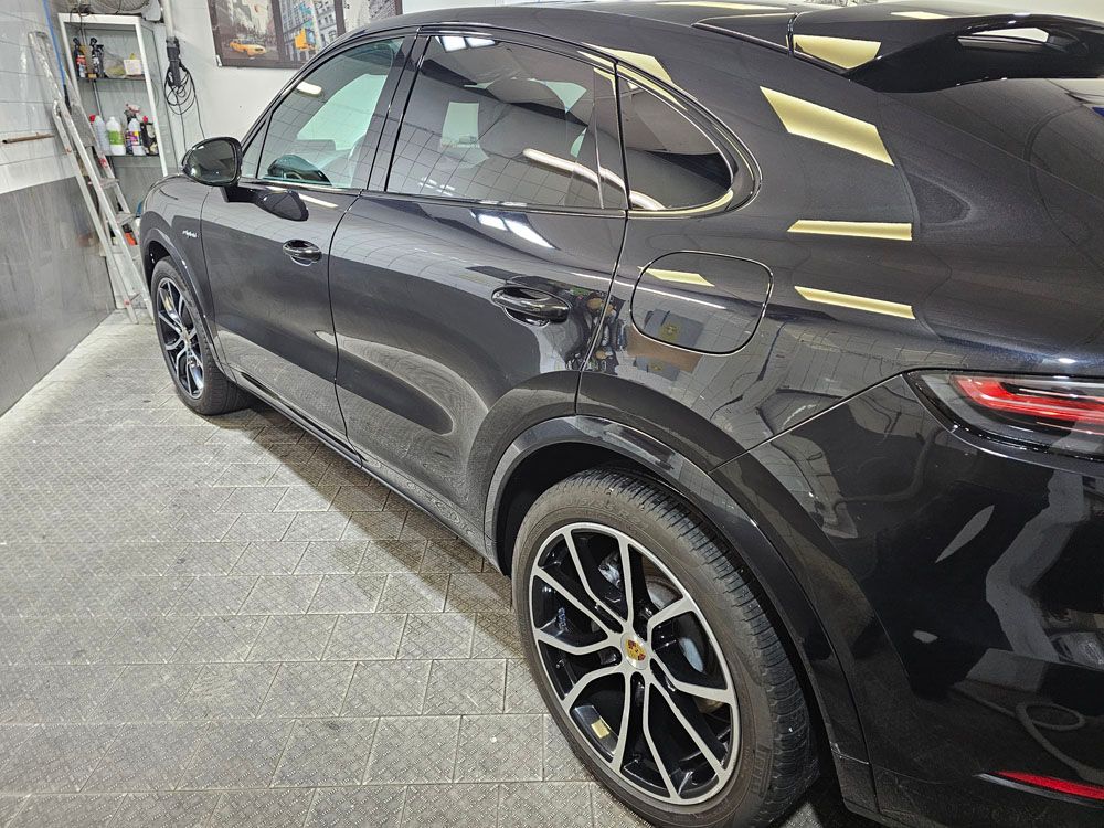 Aile de SUV brillante