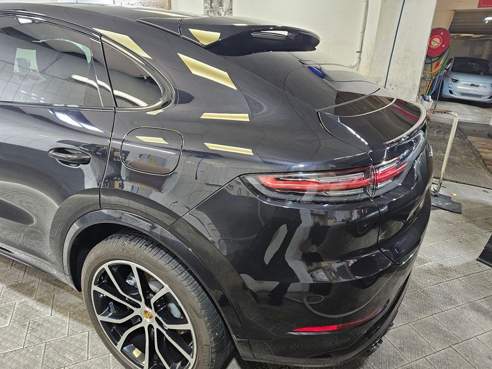 Phare arrière d'un SUV après nettoyage