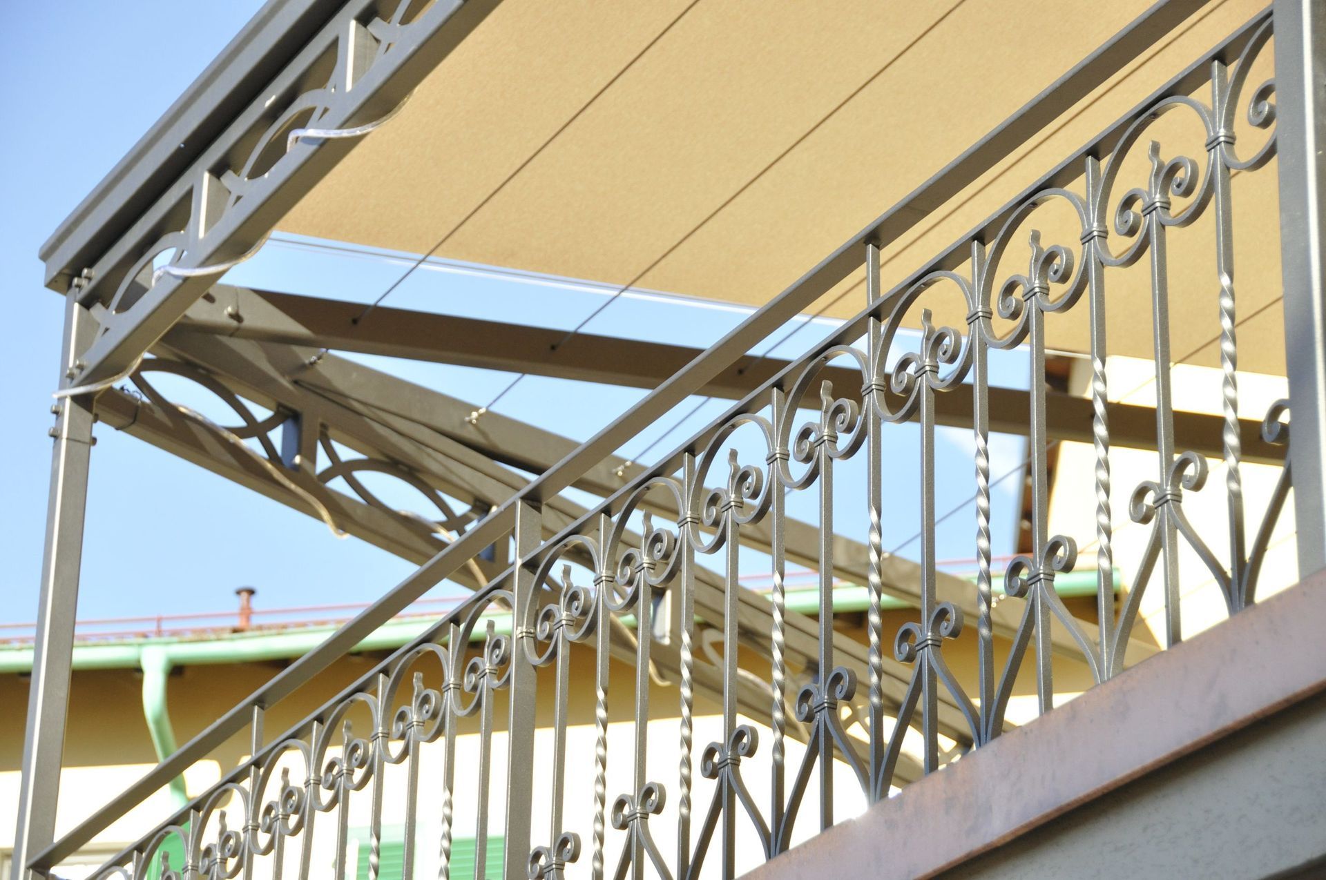 Schenini - Tettoia con ringhiera