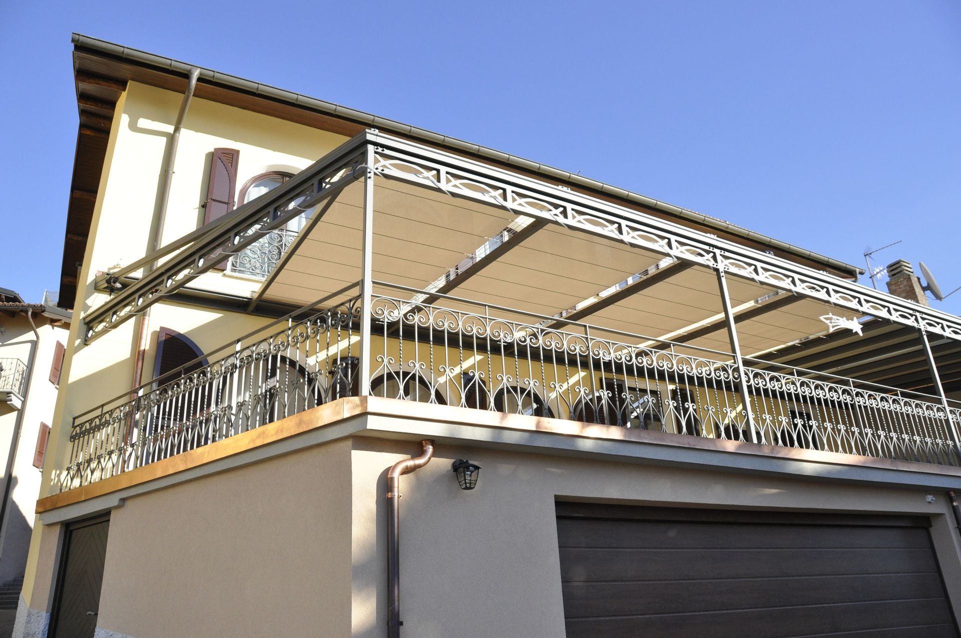 Schenini - Tettoia in ferro con scanalatura in rame