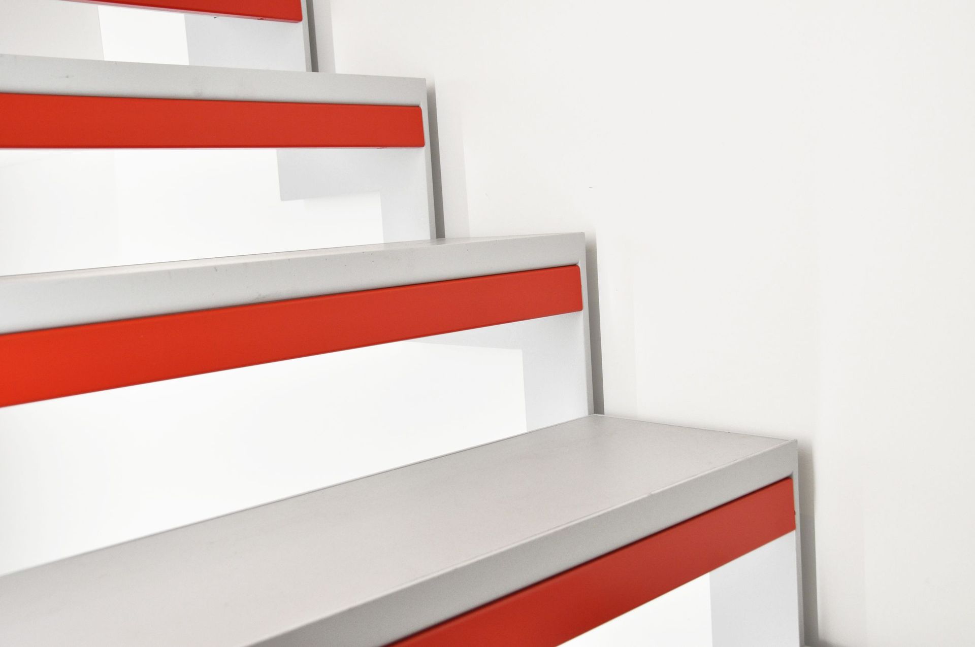 Schenini Scale con luci laterali e bordi in rosso