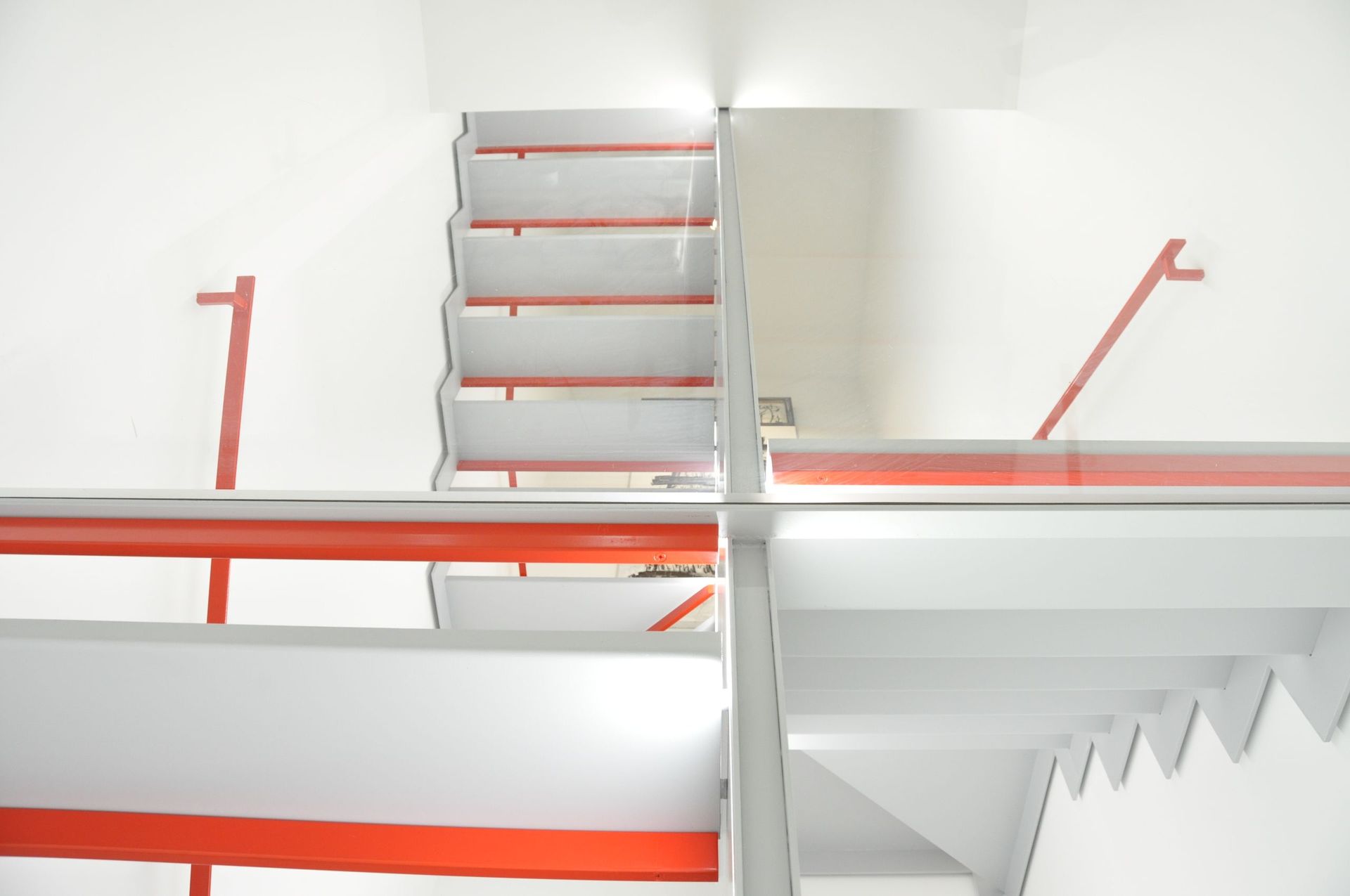 Schenini Scale con luci laterali e ringhiera rossa