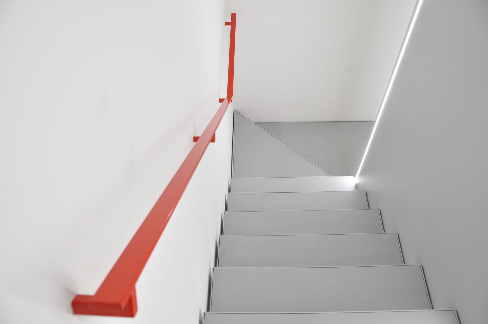 Schenini Scale con ringhiera in rosso metallico