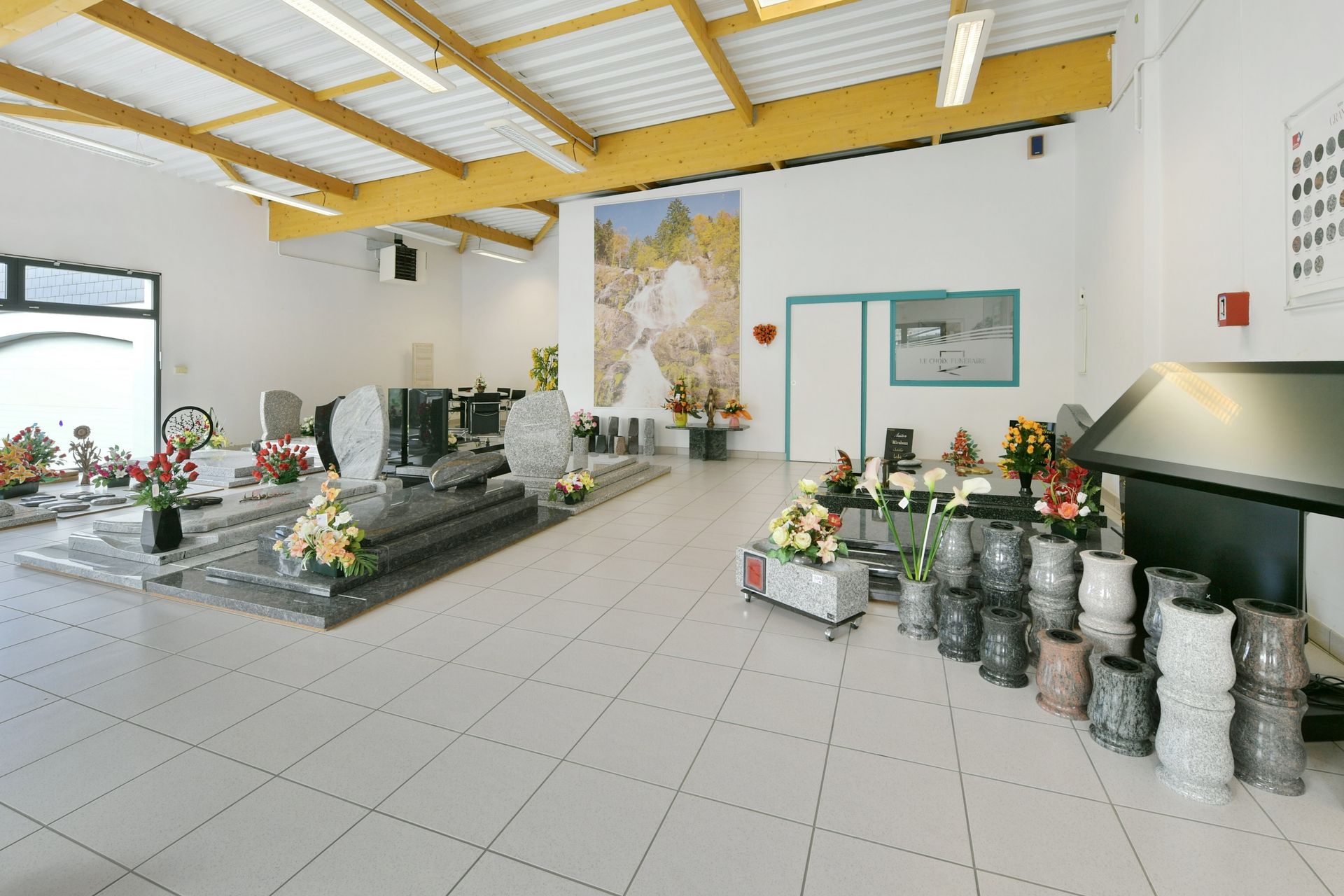 Exposition de différentes urnes funéraires