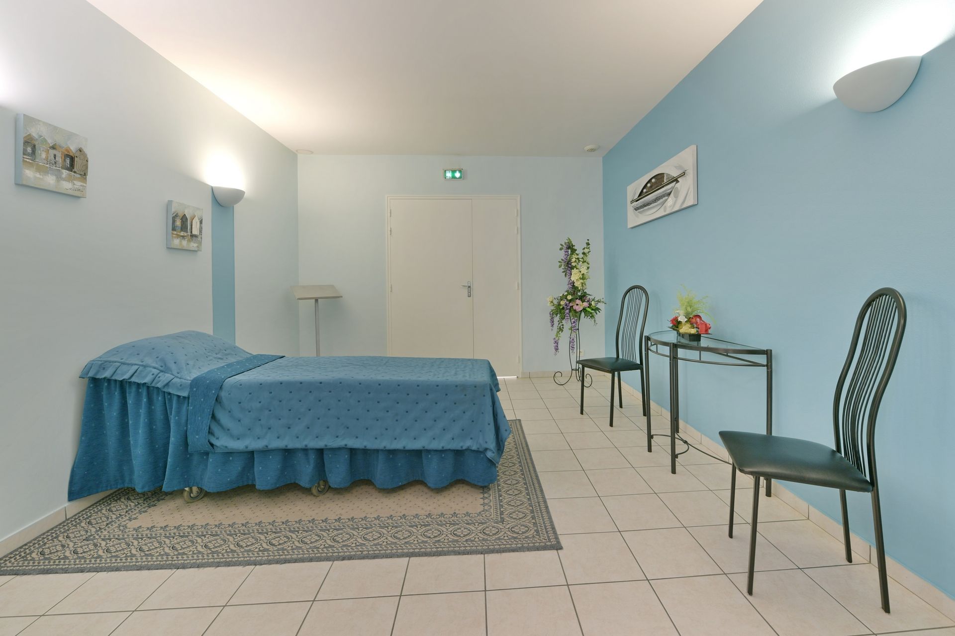 Lieu de recueillement avec un lit et deux chaises