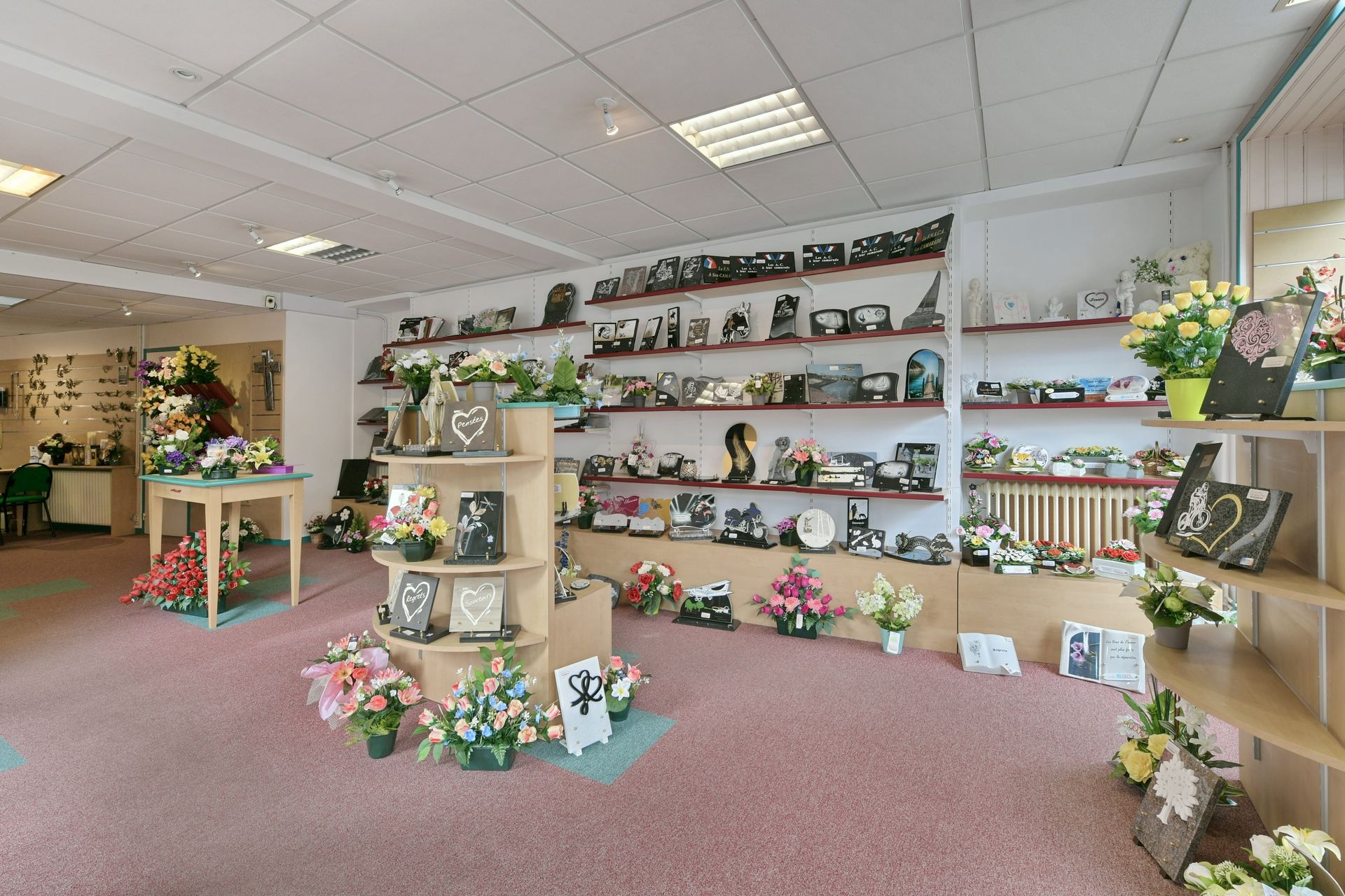 Articles funéraires exposés en magasin