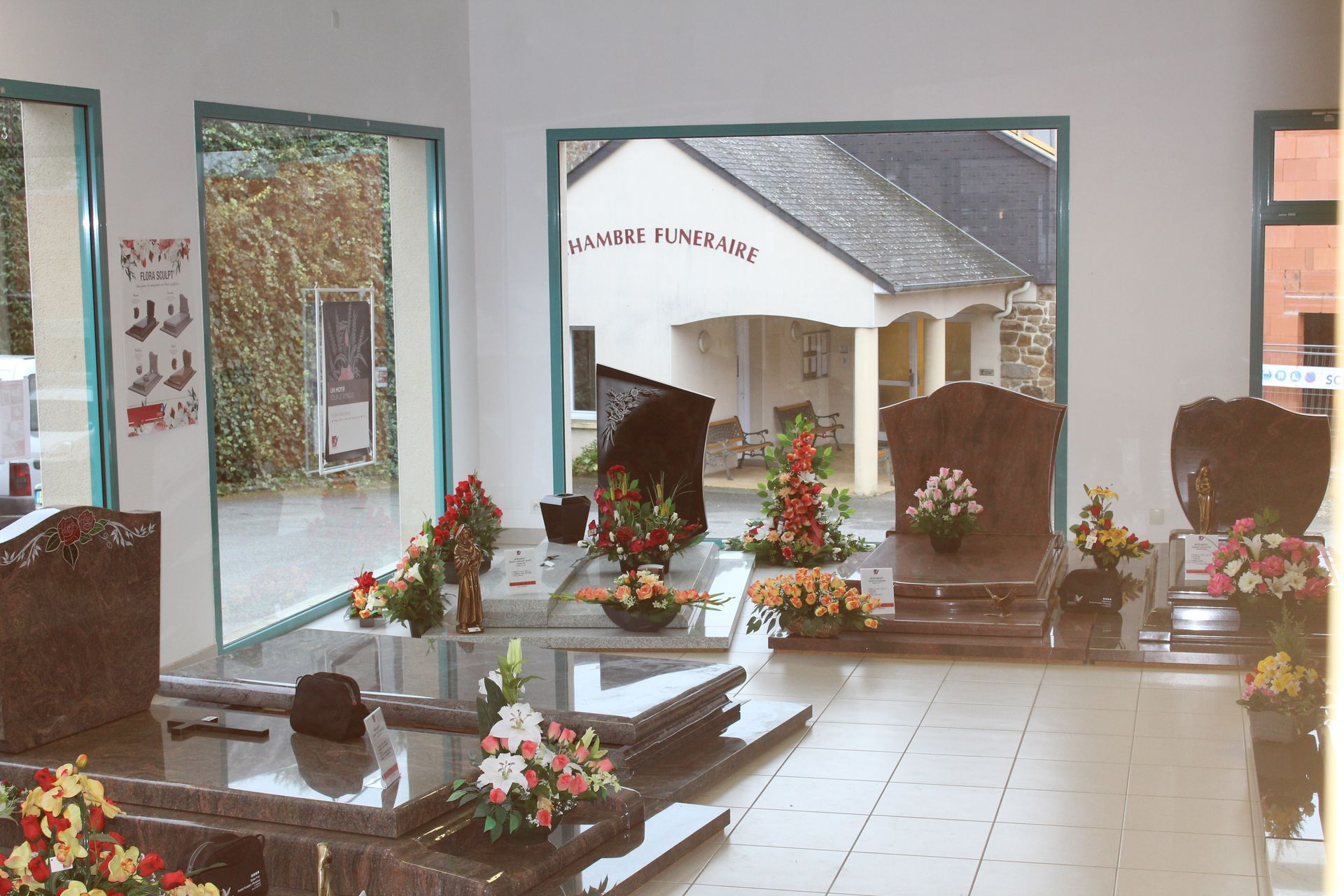 Exposition de tombes et stèles à l'intérieur d'un bâtiment