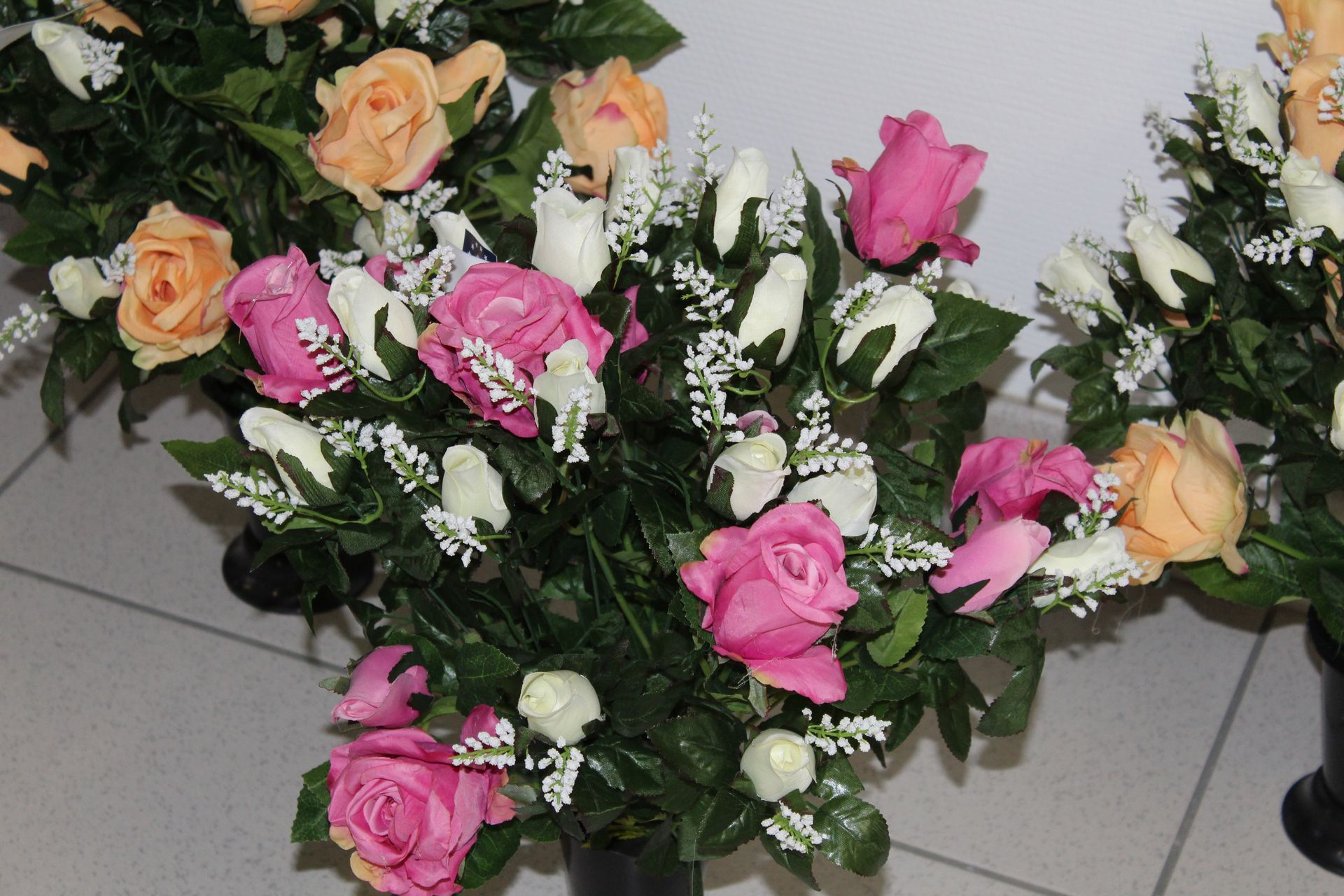 Bouquet de fleurs roses, jaunes et blanches