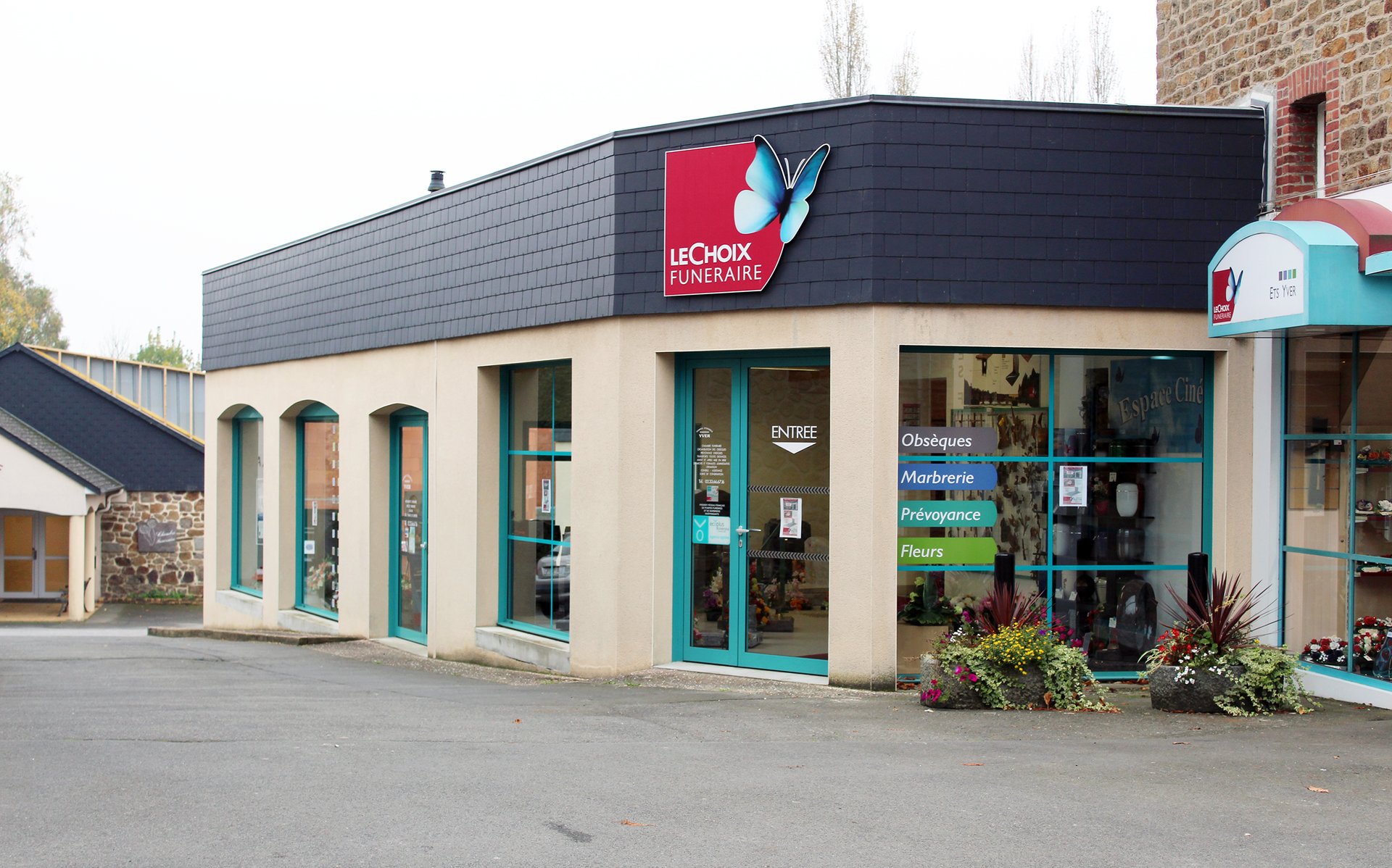 Extérieur du bâtiment des Pompes Funèbres Yver côté rue