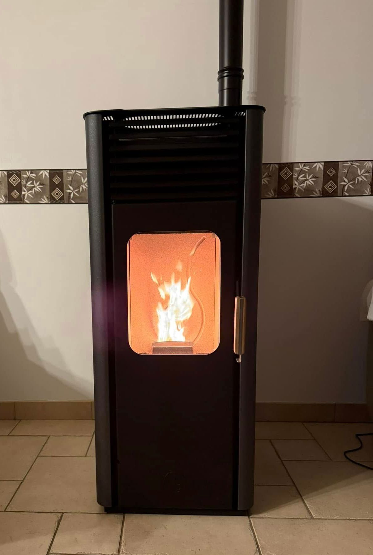 Poêle à granulés avec des flammes et de la décoration