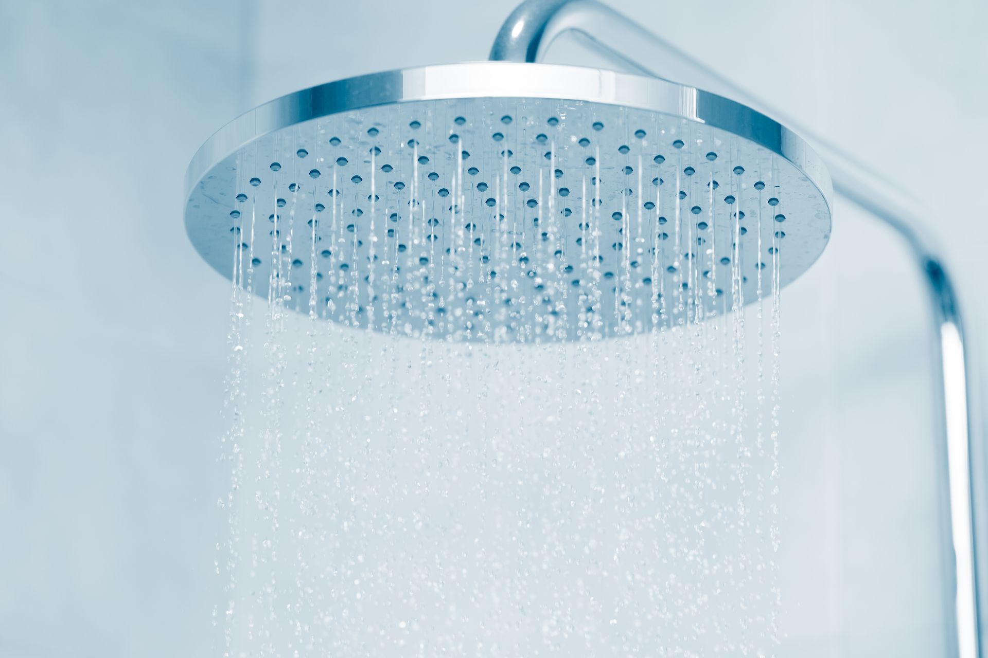 Pomme de douche avec de l'eau qui coule