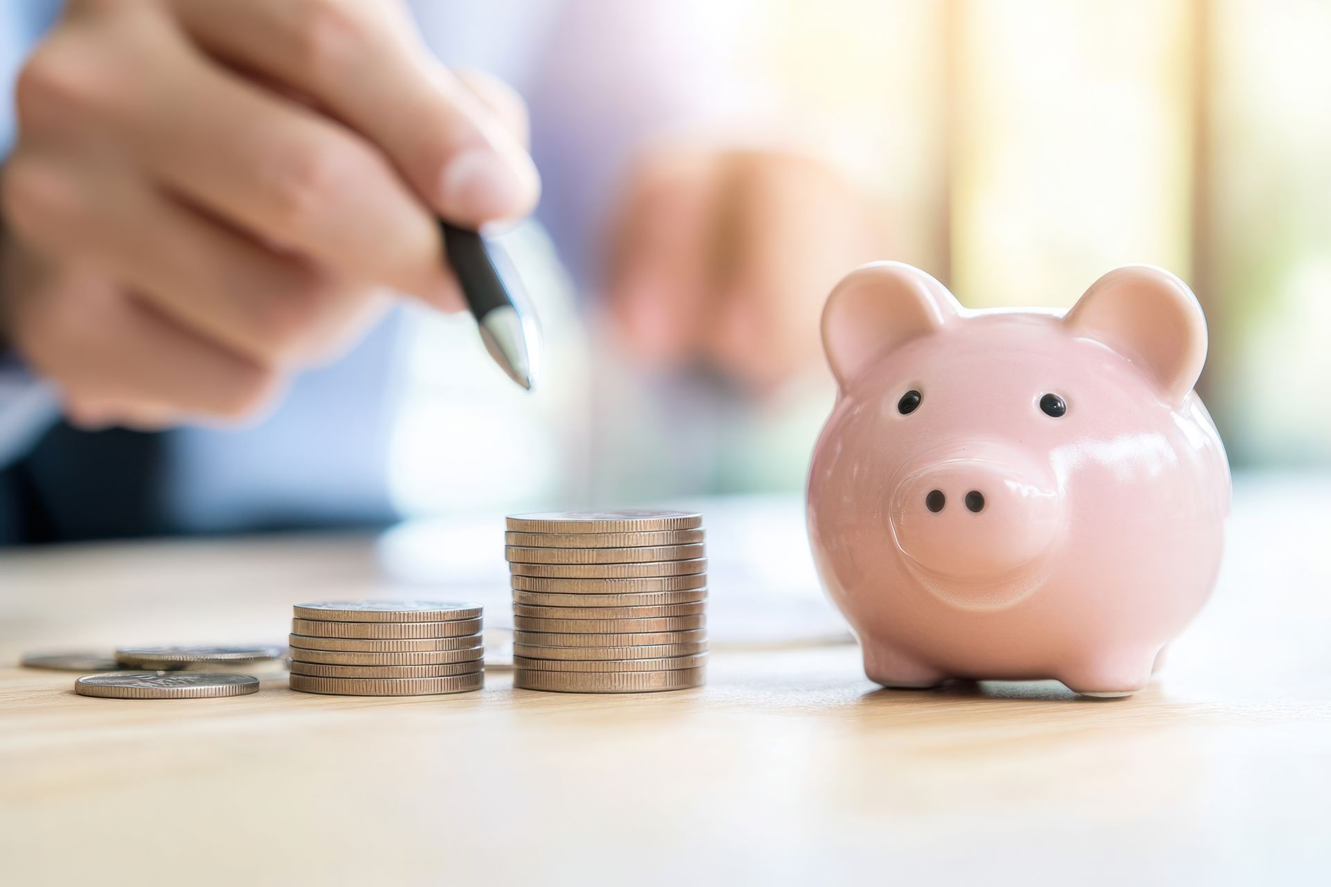 Pile de monnaie et tirelire en forme de cochon